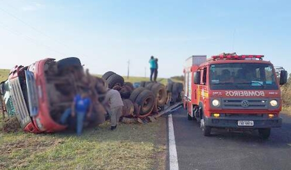 Carreta com carga de detergente fica destruída após tombar em rodovia
