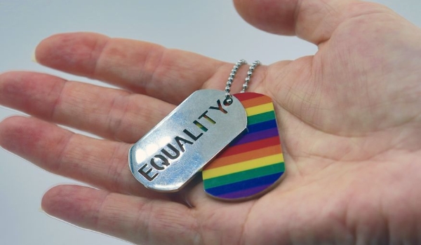 Ainda há estigma sobre o que é uma pessoa não-binária, diz analista de diversidade