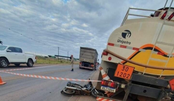 Após bater em caminhão, motociclista cai em rodovia e morre atropelado