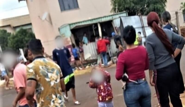 Moradores destroem trailer de idoso preso por estupro de adolescente