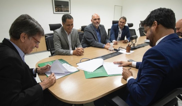 Rede E assina parceria com EBC e programação local ganha mais 32 cidades