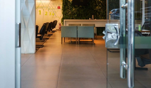 Criminoso arromba banco e foge com 4 computadores