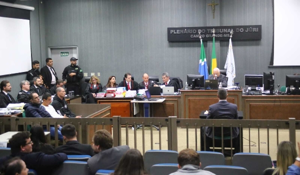 No 3º dia de júri, acusação e defesa dos réus promovem embate direto