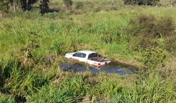 Caminhonete é encontrada abandonada em área alagada às margens da BR-262