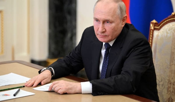 Putin diz que Ocidente está alimentando “chamas da guerra”