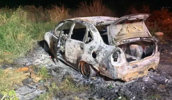 Corpos são encontrados carbonizados dentro de carro