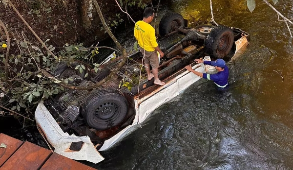 Homem morre ao cair com camionete no Rio Mimoso