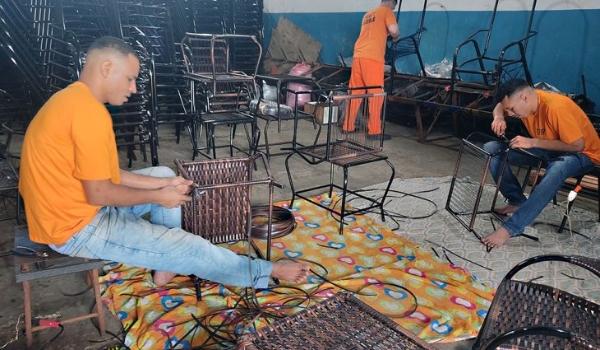 Do pó ao produto final, internos produzem cadeiras de fio em penitenciária de Campo Grande