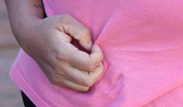 Adolescente foge seminua e pede ajuda a PM após dono de sítio tentar estuprá-la