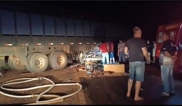 Carro atinge carreta que saía de estrada vicinal e motorista morre na BR-267