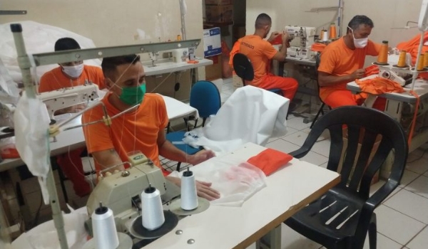 Reeducandos de Nova Andradina confeccionam aventais cirúrgicos para hospital