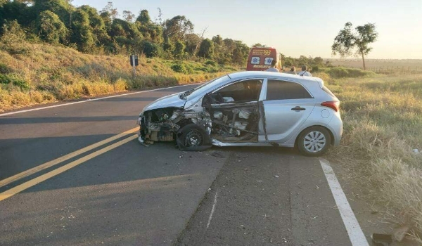 Família fica ferida após carro ser atingido por caminhão na MS-040