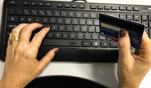 Isenção de imposto para compras internacionais de até US$ 50 começa nesta terça