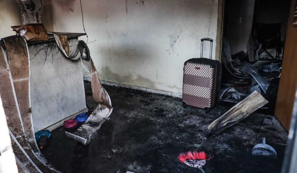 Chamas começam em geladeira, se alastram em quitinete e assustam moradores