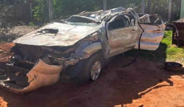 Caminhonete é destruída após capotagem e motorista fica ferido