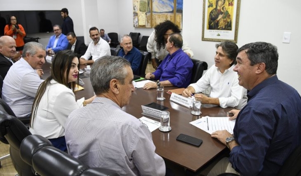 Governador recebe comitiva de Japorã para discutir obras de infraestrutura
