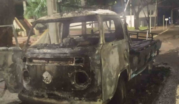 Mulher trans ateia fogo em Kombi e morde guarda durante a abordagem