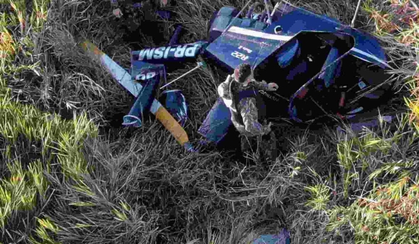 Helicóptero que caiu com 2 pessoas estava com registro cancelado e manutenção vencida desde 2020