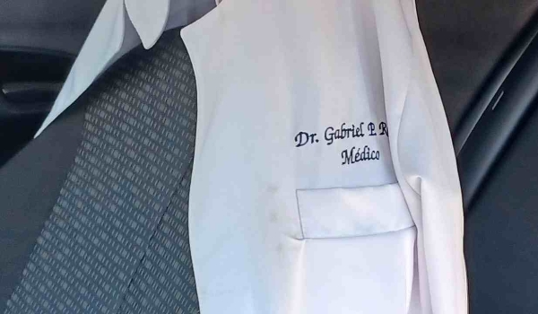 Médico morto: vizinha sentiu cheiro forte, viu moscas na janela da casa e chamou a polícia