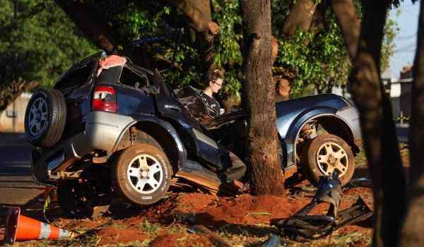 Um morre e outro fica ferido em acidente entre carro e árvore