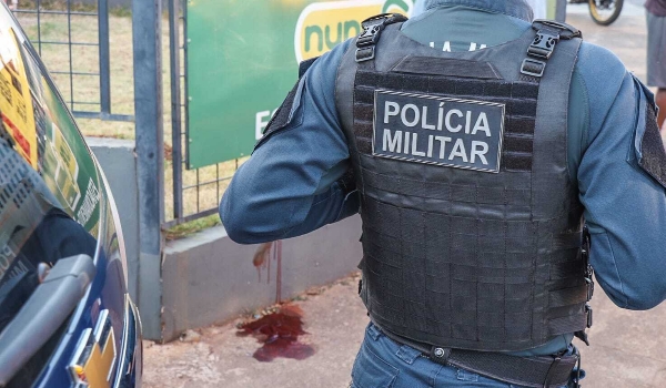 Homem é morto a tiros enquanto aguardava ônibus