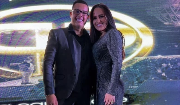 Advogado esquece câmera e fica à vontade em audiência