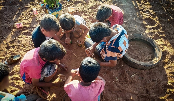 Tentando salvar brinquedos, crianças descobriram como é perder o lar