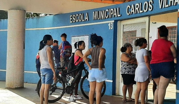 Ar-condicionado pega fogo e aulas são suspensas em escola da Vila Popular