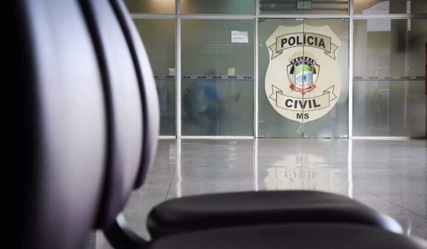 Mulher tem arma apontada para cabeça, é colocada a força em carro e estuprada