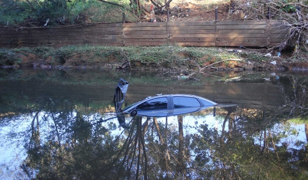 Carro é encontrado submerso dentro de córrego