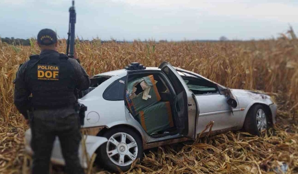 Contrabandista tenta fugir da polícia e capota Vectra carregado de mercadorias na MS-379