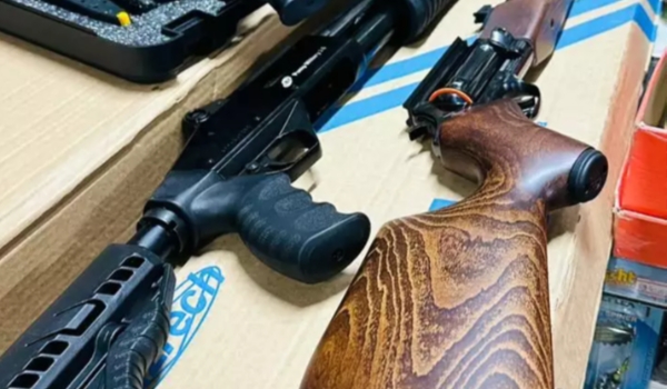 Fiscalização da Polícia Federal em comércio de armas prende dois em Campo Grande