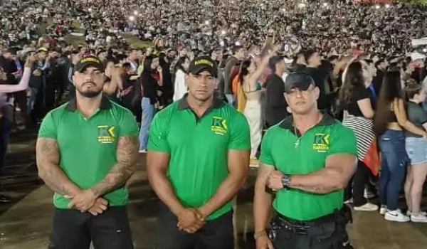 Em show, quem chamou atenção foram os seguranças “bombados”