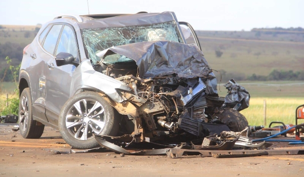 Colisão frontal entre SUV e caminhonete mata mulher de 30 anos