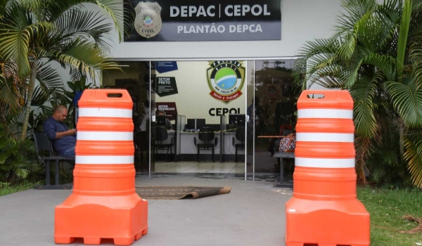 Mãe é presa por agredir adolescente de 13 anos com socos e chutes