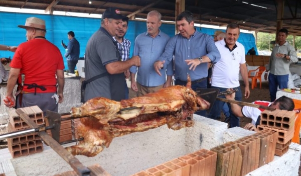 Na Festa do Leitão no Rolete, governador valoriza tradição e reafirma compromissos com São Gabriel do Oeste