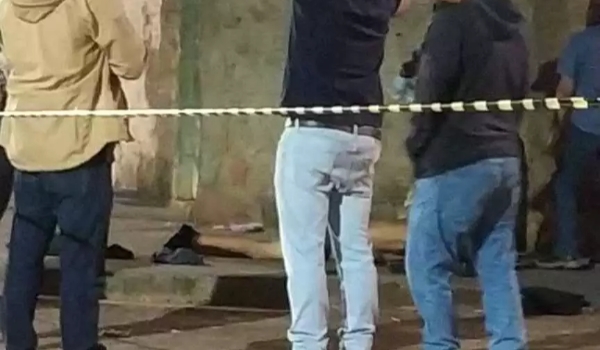 Jovem é assassinado durante jantar, com dois tiros e dupla foge em moto