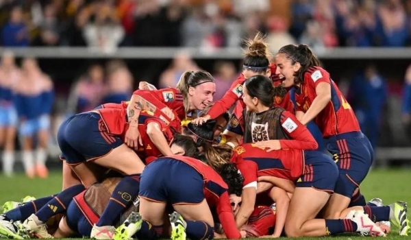 Ministro da Espanha considera inaceitável beijo de dirigente em jogadora e exige desculpas