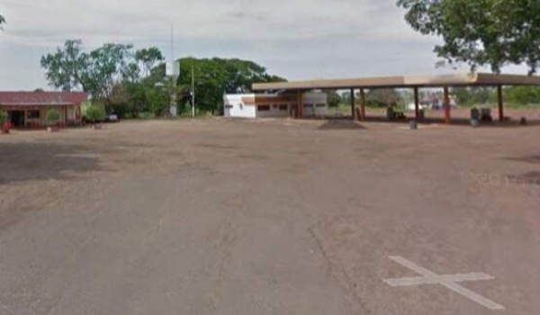 Dupla amarra frentista, arromba escritório e foge com dinheiro de cofre