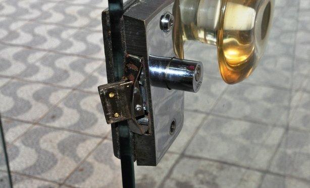 Durante madrugada, dois são presos ao arrombarem empresa de empréstimo na Júlio de Castilho