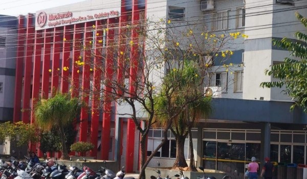 Homem arrebenta porta de casa, bate na ex e rasga sofá na faca