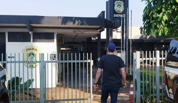 Homem é preso após arrancar cabelos da mulher e fazer enteados de reféns