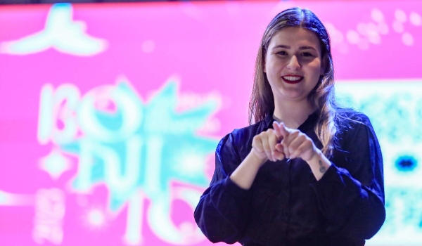 Incluídas pela 1ª vez, mulheres surdas se emocionam ao assistir mito guató