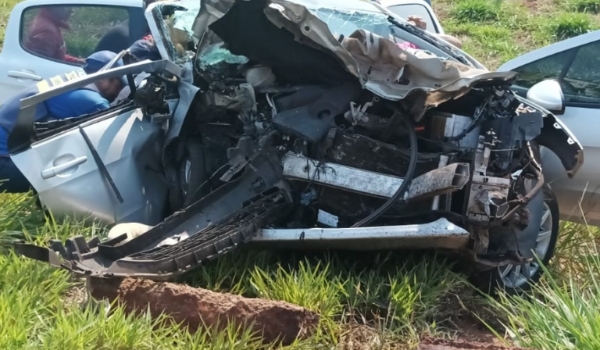 Mulher morre após colisão frontal entre carros na BR-060