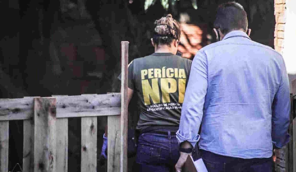 Morador acorda com barulho de madrugada e encontra homem morto e ensanguentado no quintal