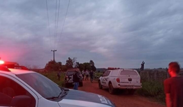 Motociclista cai de moto e passageiro morre em estrada rural