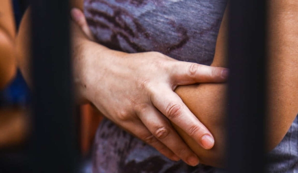 Mulher é espancada, mantida em cárcere e tem fotos nuas espalhadas em WhatsApp por ex-marido 