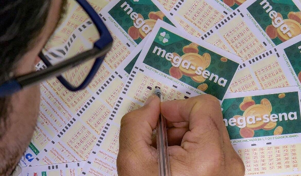 Acumulada, Mega-Sena pode pagar até R$ 37 milhões nesta terça
