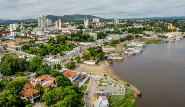 Homem mata jovem em fazenda e senta em banco para esperar a polícia