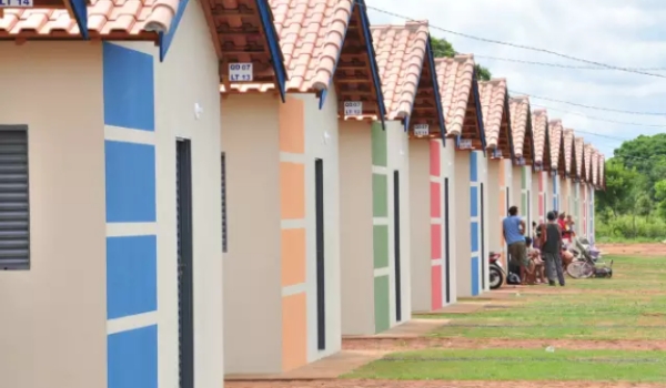 Após perder recadastramento, 7 mil pessoas saem da fila em busca de casa popular